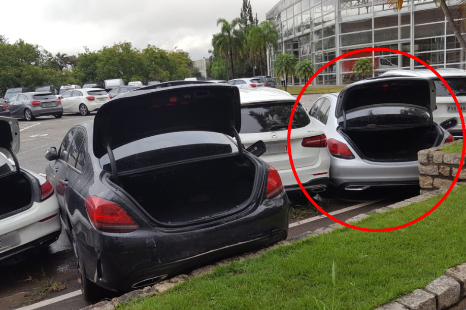 Mercedes-Benz C 200 em enchente Mercedes-Benz C 200 em enchente
