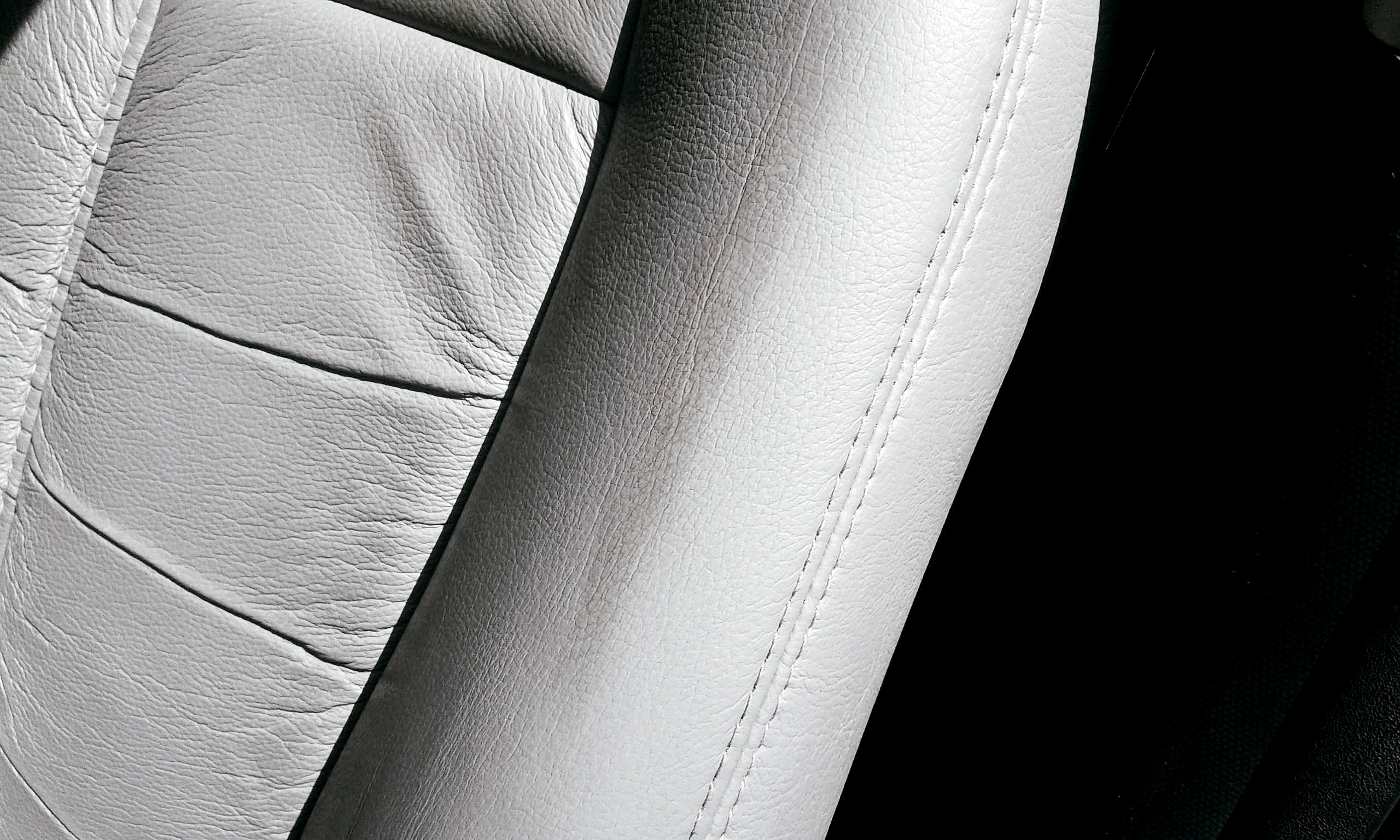 Será que dá certo usar um pano descartável para limpar o couro do carro?