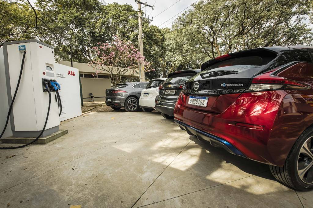 Abre Teste Desafio Autonomia Elétricos Chevrolet Bolt, Jaguar i-Pace, Nissan Leaf e Renault Zoe vistos de trás