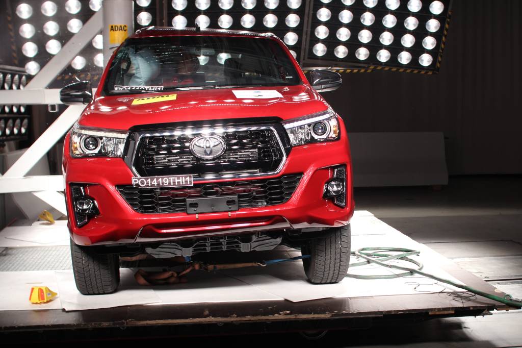 Sem capotar: Toyota Hilux gabarita até teste de estabilidade do Latin NCAP