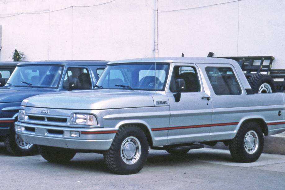 Picape Ford F-1000 transformada em SUV pela SR Souza Ramos)