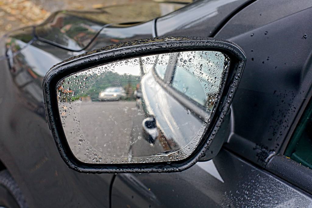 Teste de produto: a película que não deixa retrovisor molhar ou embaçar