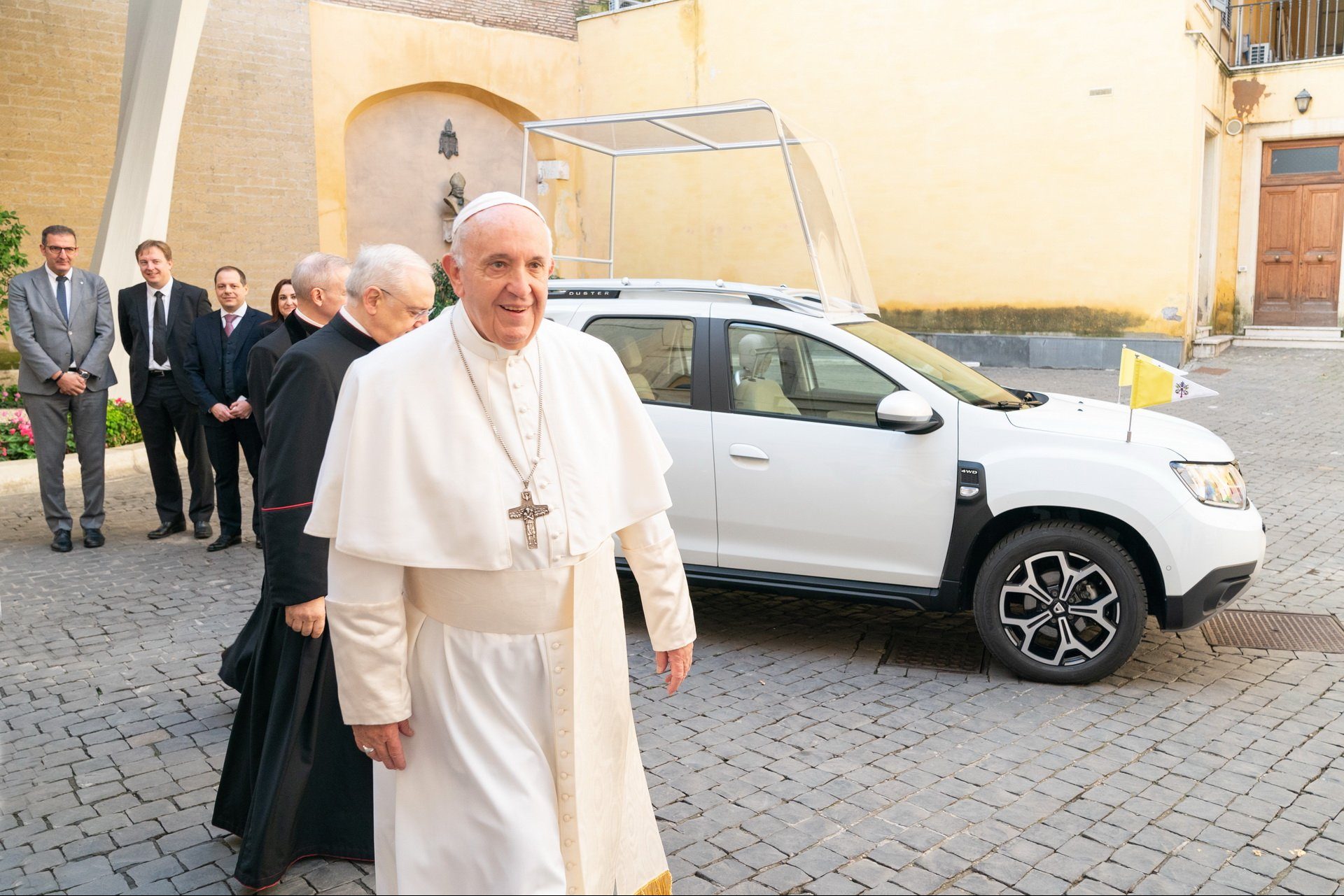 Gente como a gente: Papa Francisco terá um Duster na frota de papamóveis
