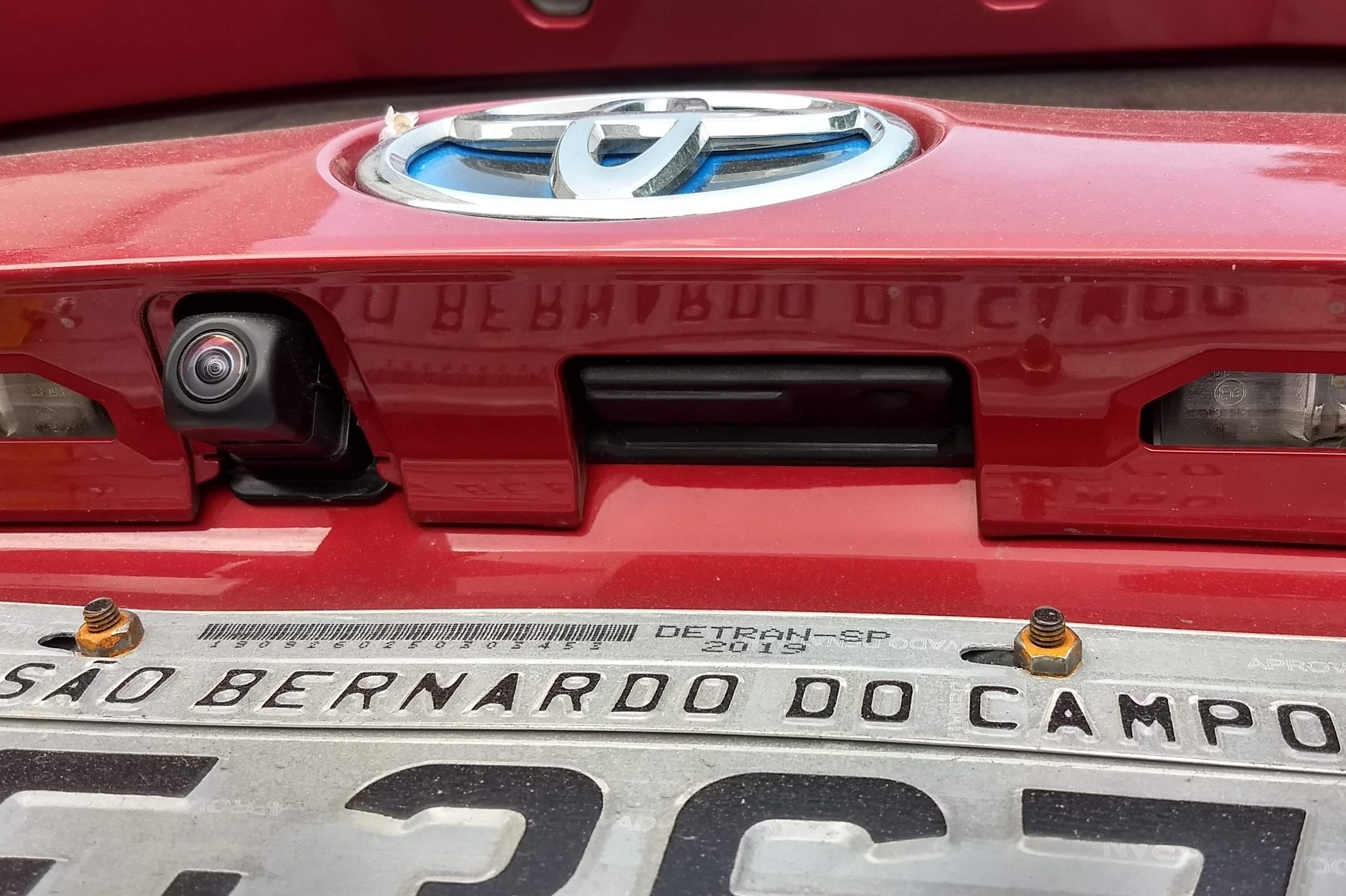 Correio Técnico: por que alguns carros têm dois botões no porta-malas?