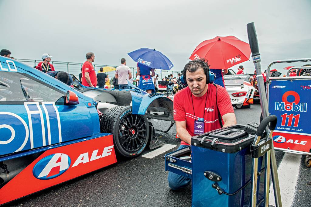 Vivemos fim de semana como mecânicos do carro de Barrichello na Stock Car
