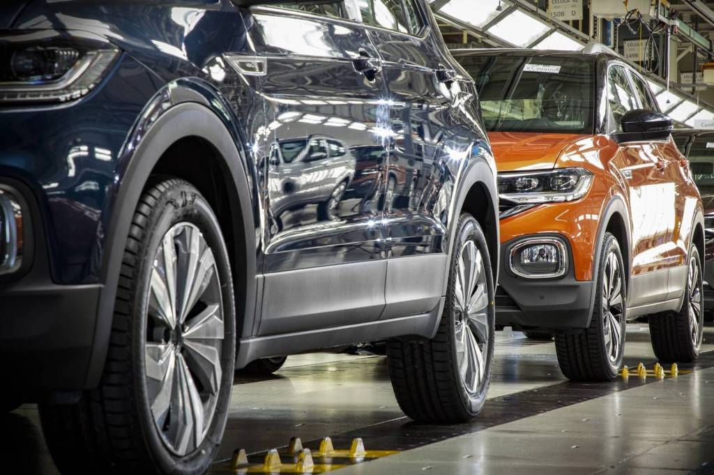 Linha de montagem do VW T-Cross em São José dos Pinhais (PR) Volkswagen prorroga suspensão das fábricas e produção só voltará em maio
