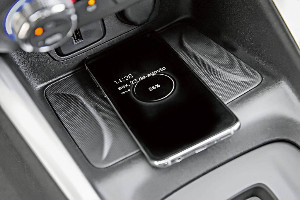 Correio Técnico: e se deixar item de metal no carregador sem fio do carro?