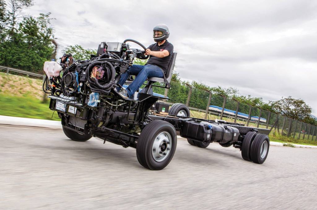 A insana (e proibida) sensação de domar um chassi de ônibus sem carroceria