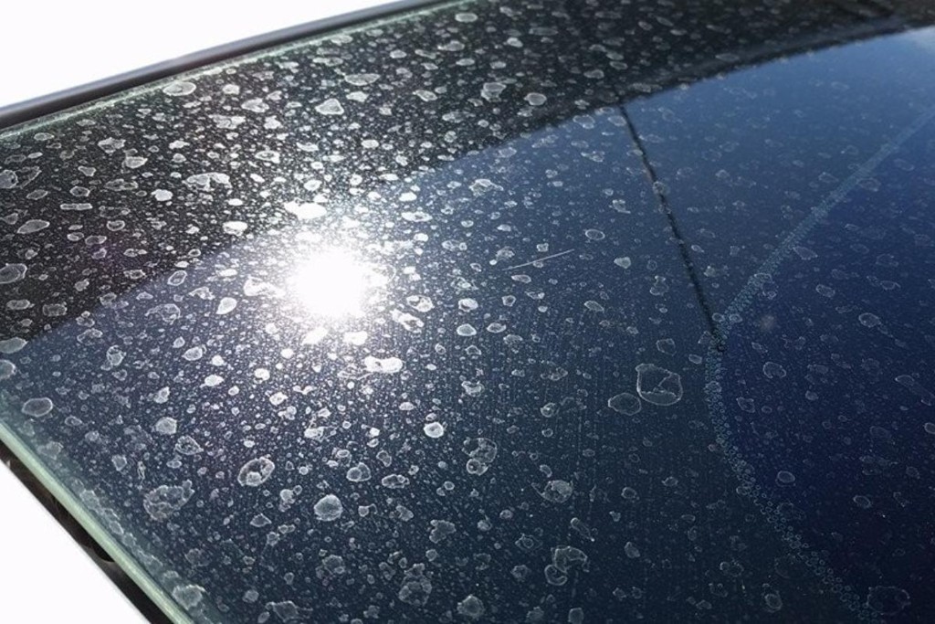 vidro manchado com chuva ácida Para-brisa de carro manchado com chuva ácida