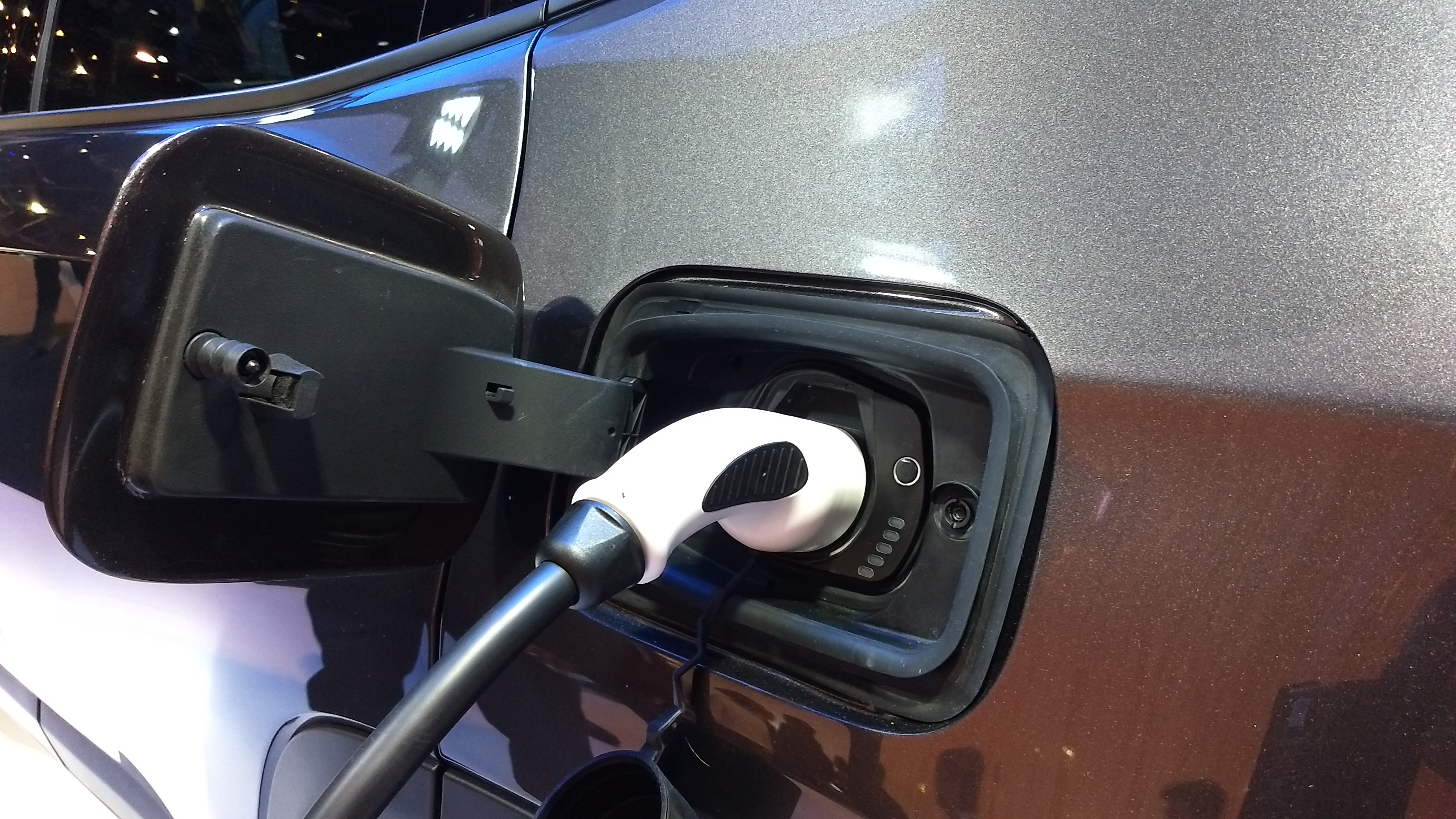 Jeep Renegade e Compass h&iacute;bridos devem ser vendidos no Brasil at&eacute; 2021