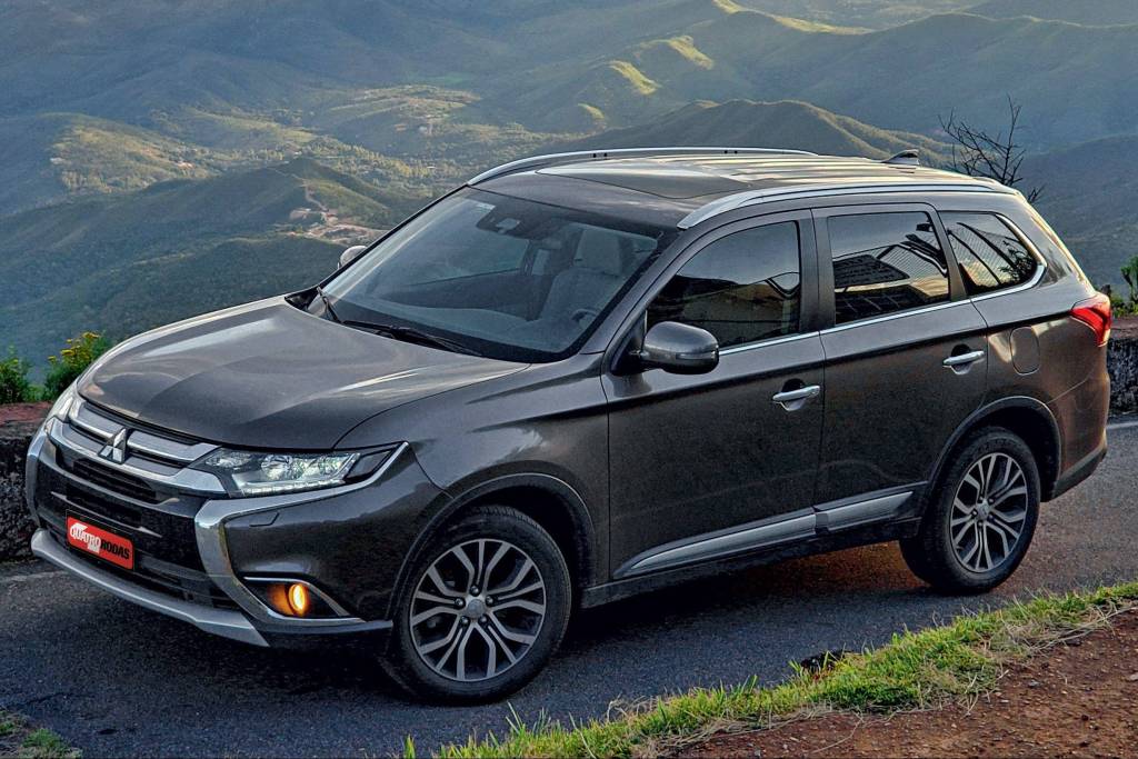 Longa Duração: Mitsubishi Outlander tem conforto mesmo com lotação máxima