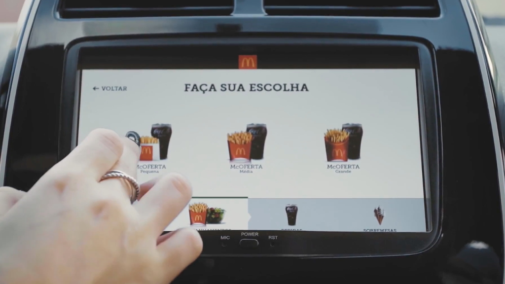Dono de Fiat e Jeep no Brasil poderá comprar no McDonald’s usando o carro