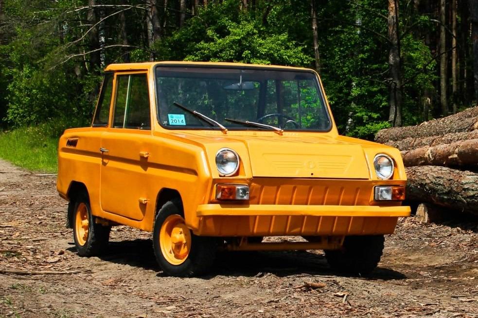 Os bizarros carros soviéticos para PcD que eram conduzidos com uma só mão