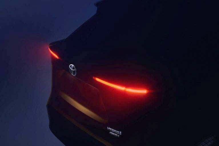 Toyota revela teaser de novo SUV híbrido baseado no Yaris europeu