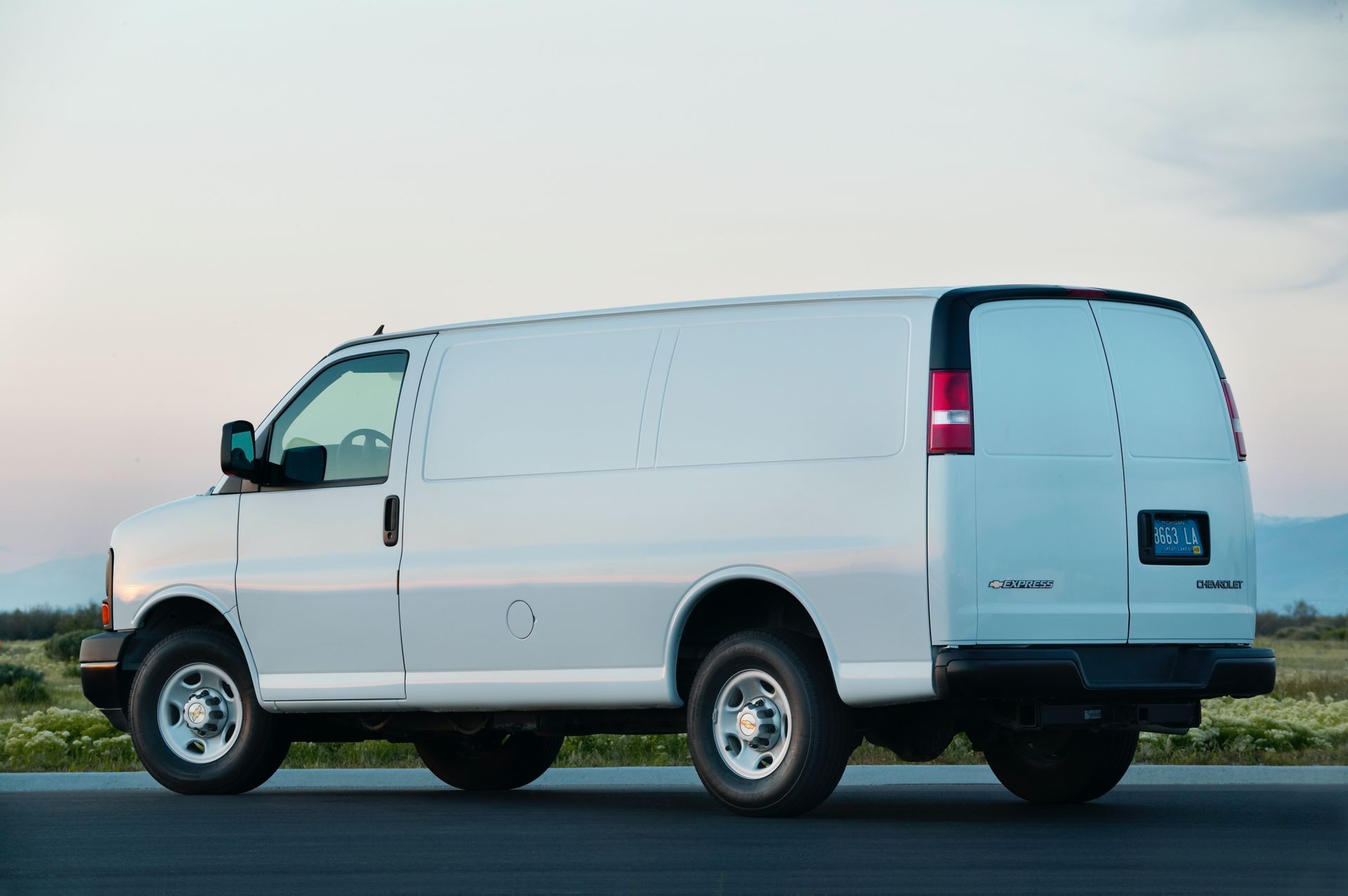 2020-Chevrolet-Express-Cargo-Van-2