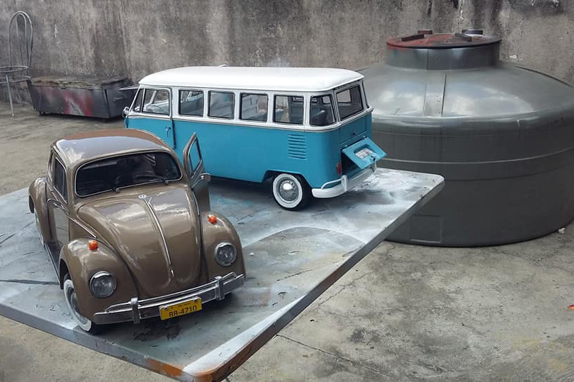 O artesão que cria “no olho” miniaturas perfeitas de clássicos a R$ 4.000