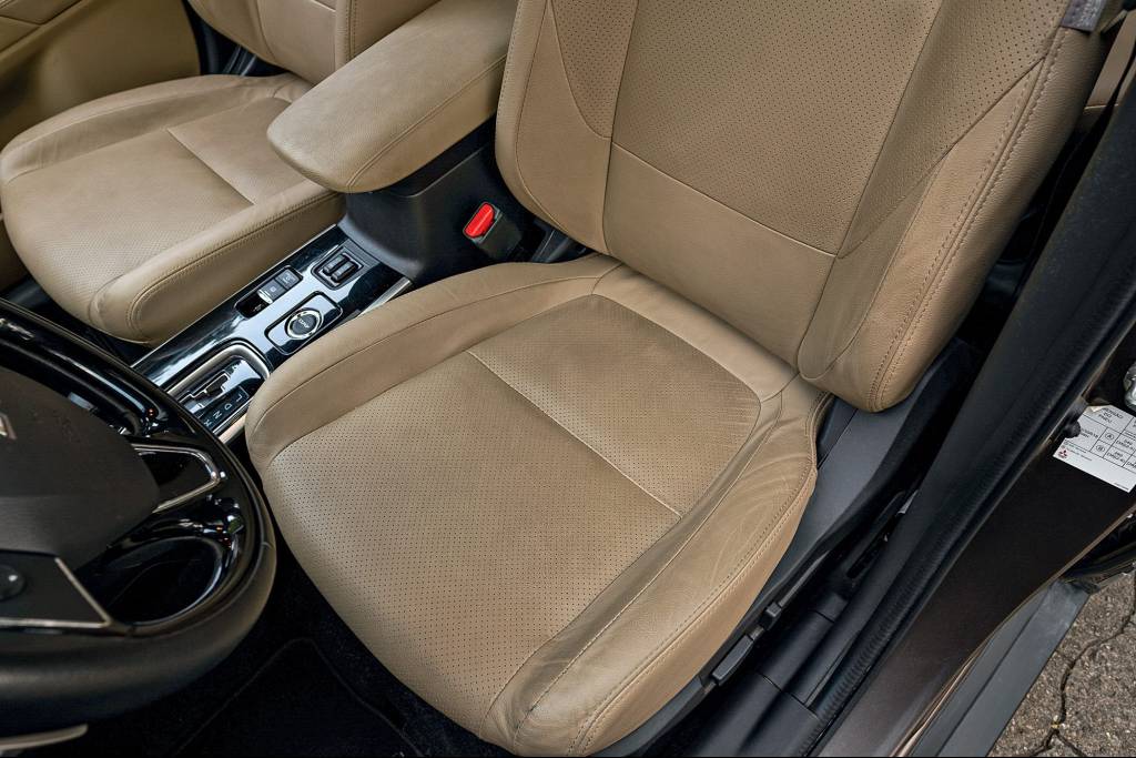 Longa Duração: Mitsubishi Outlander prova que couro claro exige cuidado