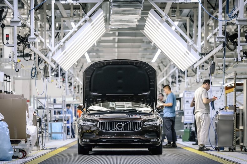 Fábrica da Volvo na China Enquanto Brasil paralisa produção de carros, China volta à ativa
