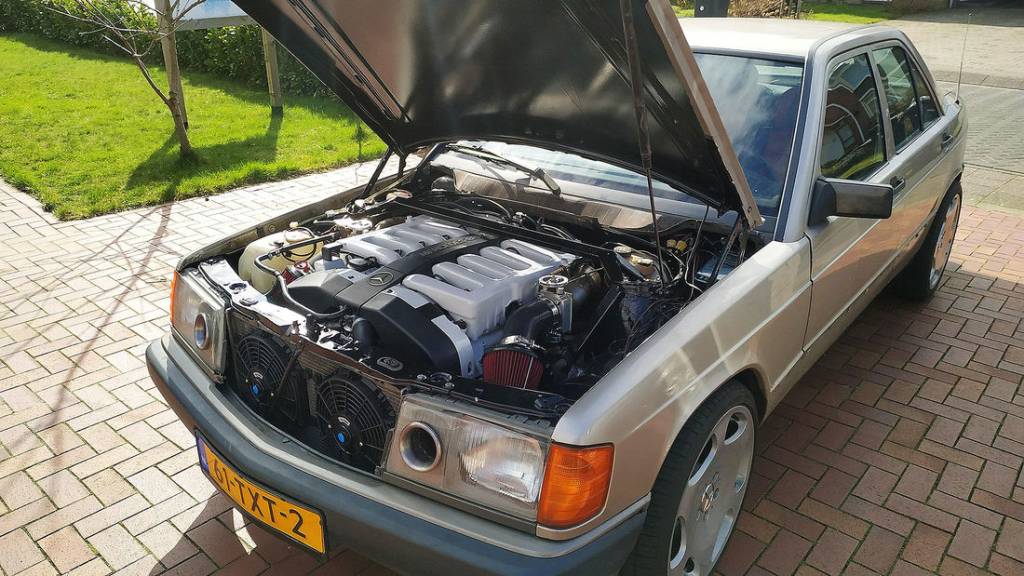 Velho Mercedes 190 vira monstro com motor V12 que mal cabia no cofre