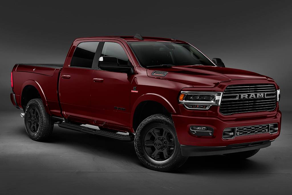 Ram 2500 Night Edition ajuda o dono a subir na caçamba a R$ 326.990