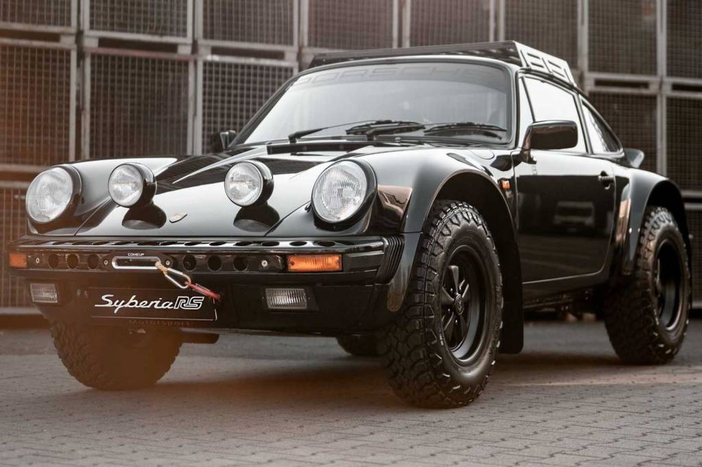 Porsche 911 ganha visual off-road com pneus cravejados e rack de teto