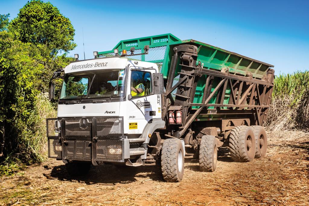 Mercedes-Benz Axor 3131 autônomo Mercedes-Benz Axor 3131 autônomo