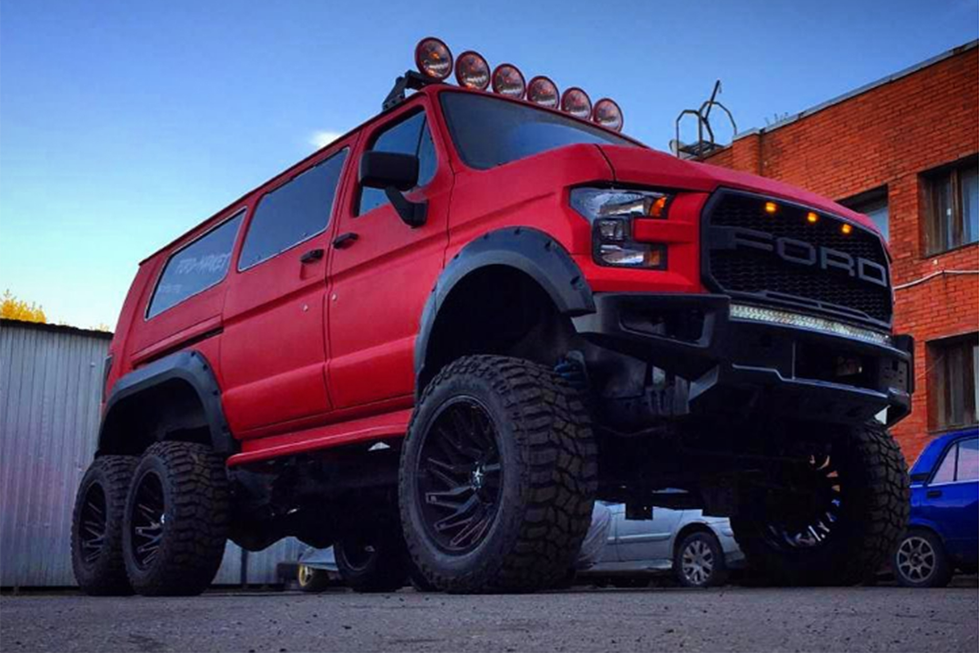 Russos fazem velha van da Ford virar uma insana F-150 Raptor de seis rodas