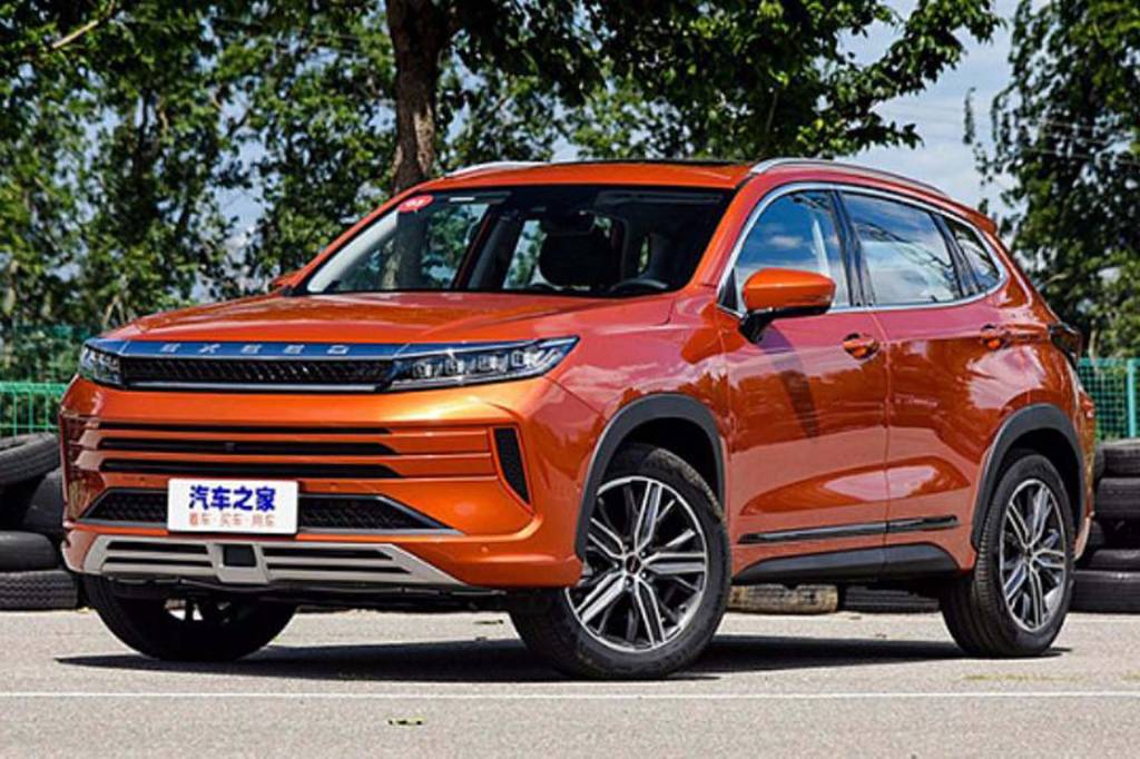 Chery Exeed LX Chery Exeed LX laranja visto 3/4 de frente
