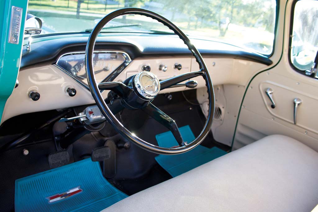 Chevrolet-3100-interior-verde água Chevrolet-3100-interior-verde água