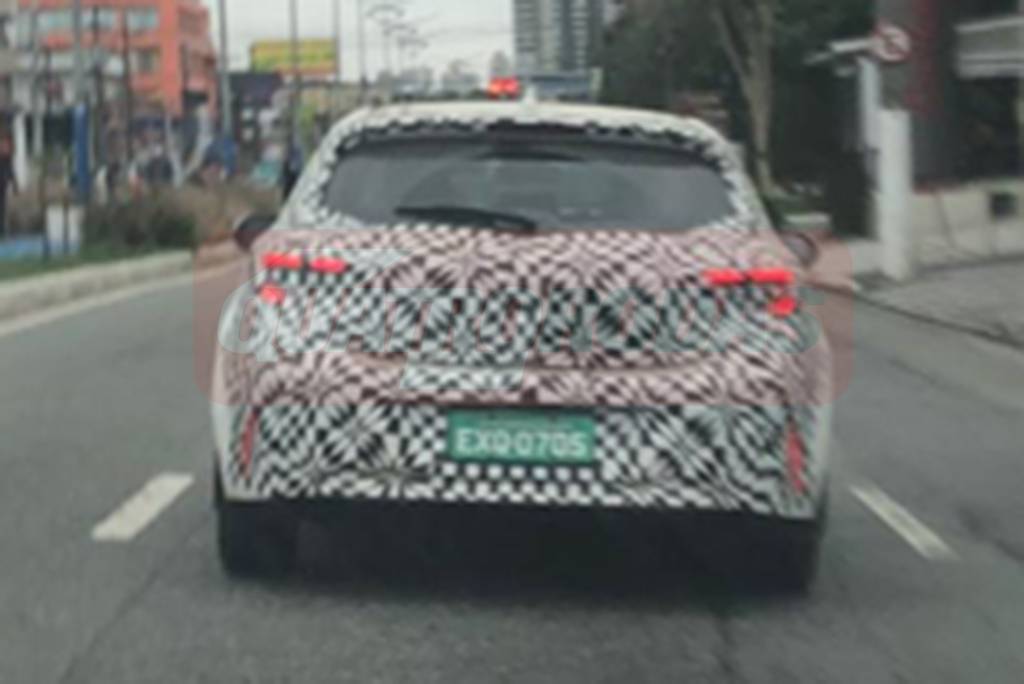 Toyota Corolla Cross se disfarça de hatch médio para testes no Brasil