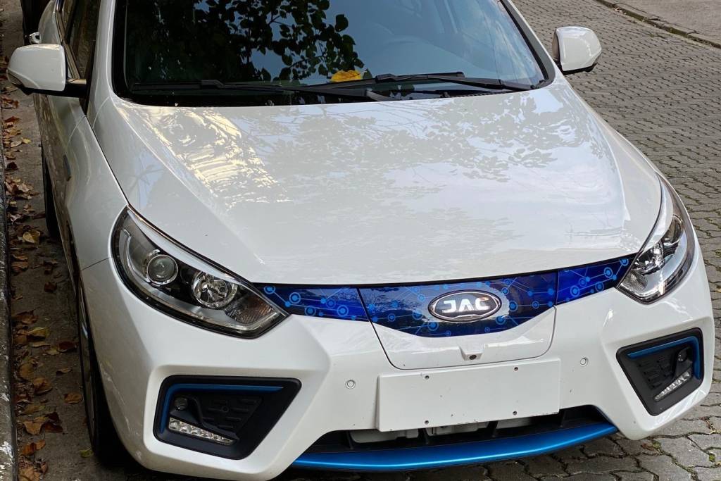 Flagra: J5 elétrico, JAC iEV50 aparece sem disfarces antes do lançamento