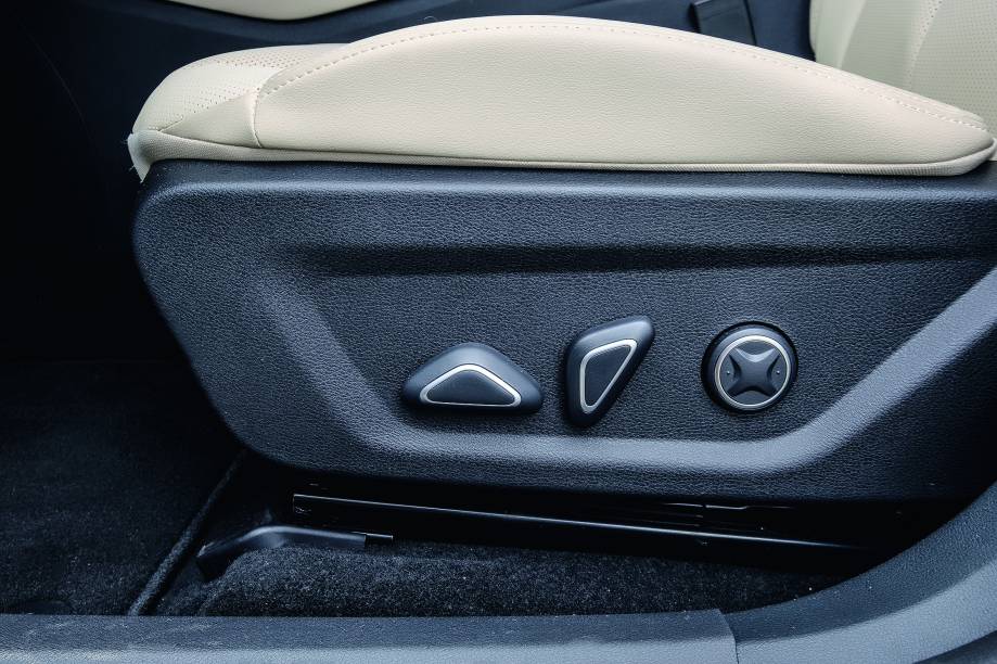 Há ajustes elétricos para o motorista Há ajustes elétricos para o motorista