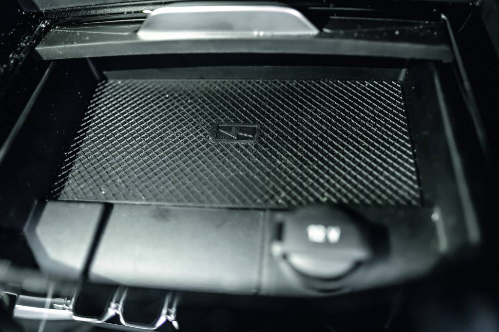 H&aacute; carregador para celular e Apple CarPlay sem fio