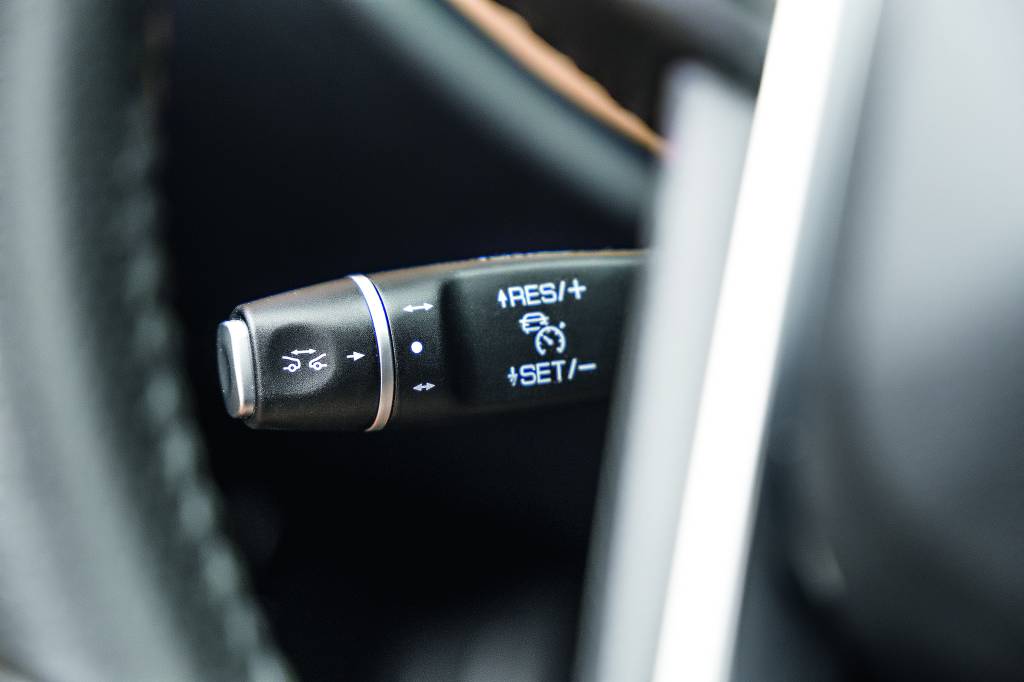 Alavancas atr&aacute;s do volante imitam pe&ccedil;as da Mercedes-Benz