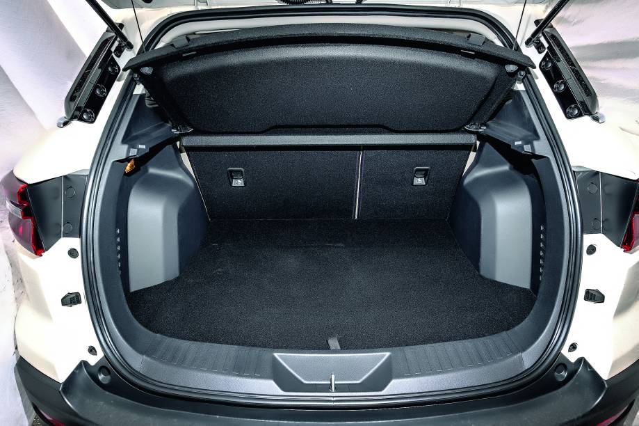 Porta-malas tem capacidade para 420 litros Porta-malas tem capacidade para 420 litros