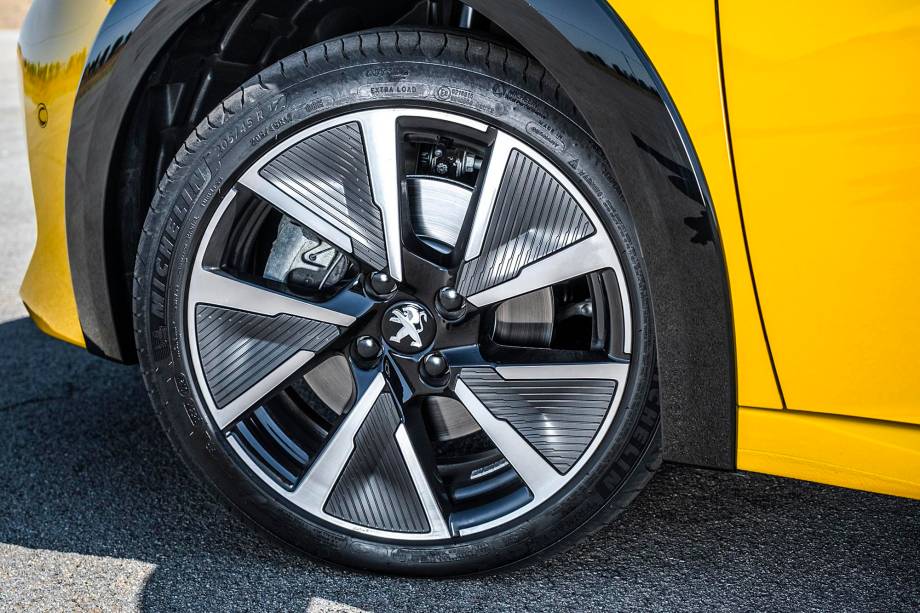 Além das rodas aro 17, versão e-GT tem pneus mais largos Além das rodas aro 17, versão e-GT tem pneus mais largos