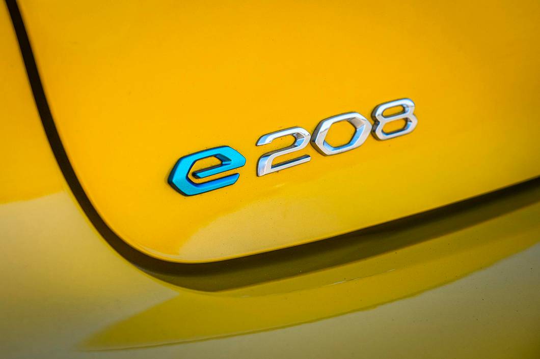 A Peugeot chama de 208 e-GT no Brasil, mas na Europa o nome é e-208 GT A Peugeot chama de 208 e-GT no Brasil, mas na Europa o nome é e-208 GT