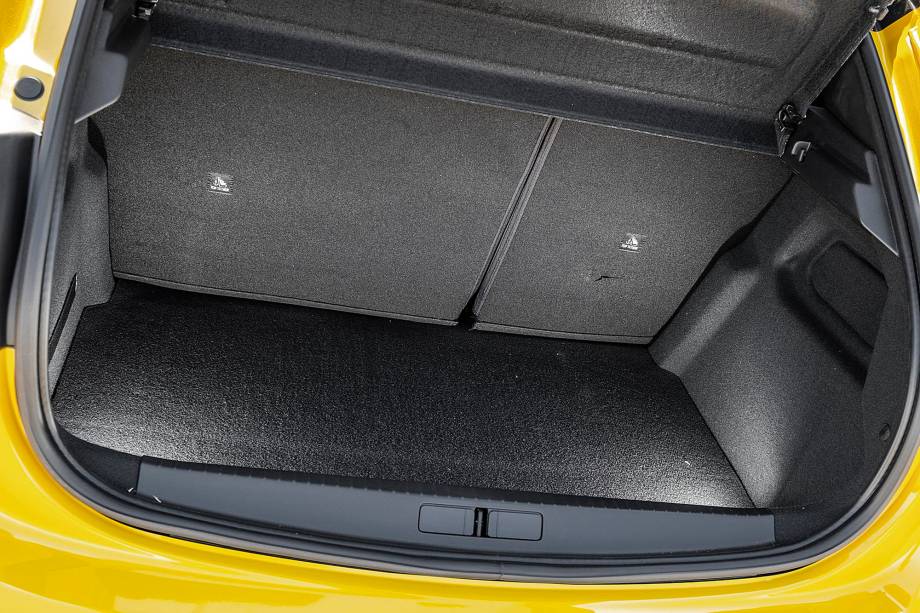 Versões com motor 1.6 não têm encosto traseiro bipartido Versões com motor 1.6 não têm encosto traseiro bipartido