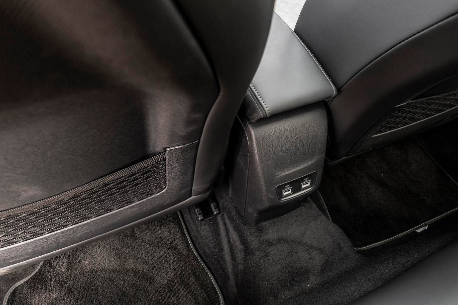 Só na versão elétrica há duas portas USB no banco traseiro Só na versão elétrica há duas portas USB no banco traseiro
