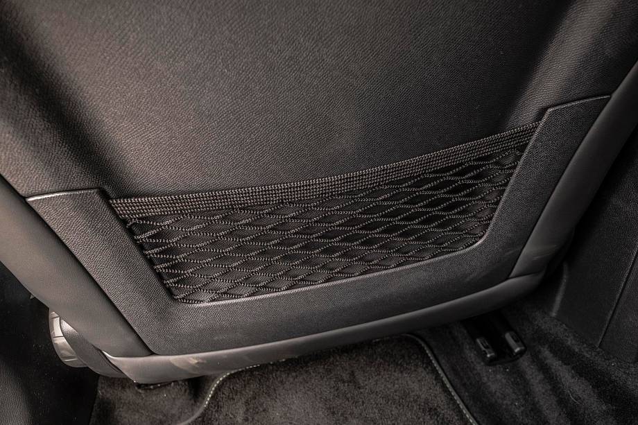 Banco esportivo tem traseira rígida com bolsa de tela Banco esportivo tem traseira rígida com bolsa de tela