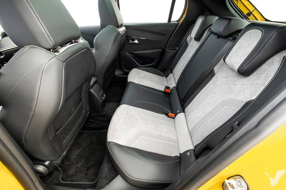 Espaço interno não é prejudicado pelas baterias de 50kWh Espaço interno não é prejudicado pelas baterias de 50kWh