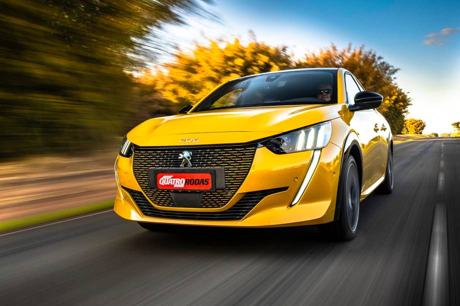 Grade tem elementos na cor da carroceria Grade tem elementos na cor da carroceria