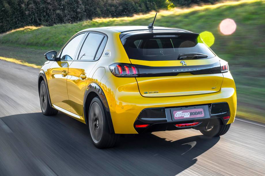 Por ser importado da França, elétrico tem para-choque traseiro diferente Por ser importado da França, elétrico tem para-choque traseiro diferente