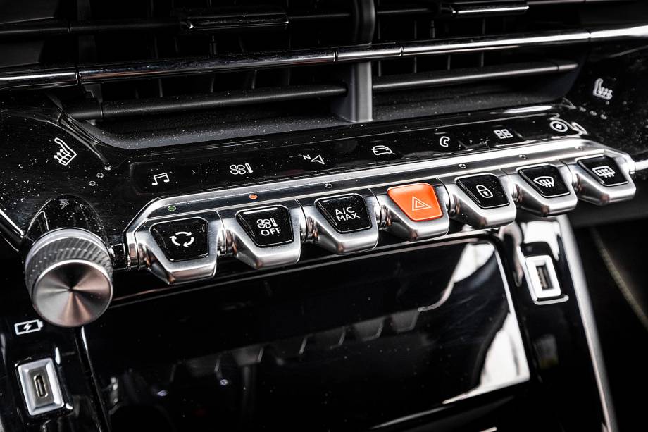 Elétrico tem ainda mais botões sob as saídas de ar centrais e parte deles são táteis Elétrico tem ainda mais botões sob as saídas de ar centrais e parte deles são táteis