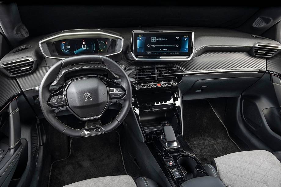 Só o e-208 GT tem painel todo emborrachado Só o e-208 GT tem painel todo emborrachado