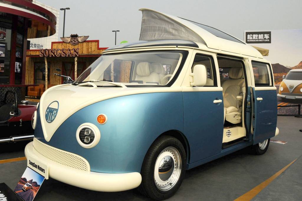 Fabricante chinês faz clones híbridos de Kombi Corujinha e Corvette