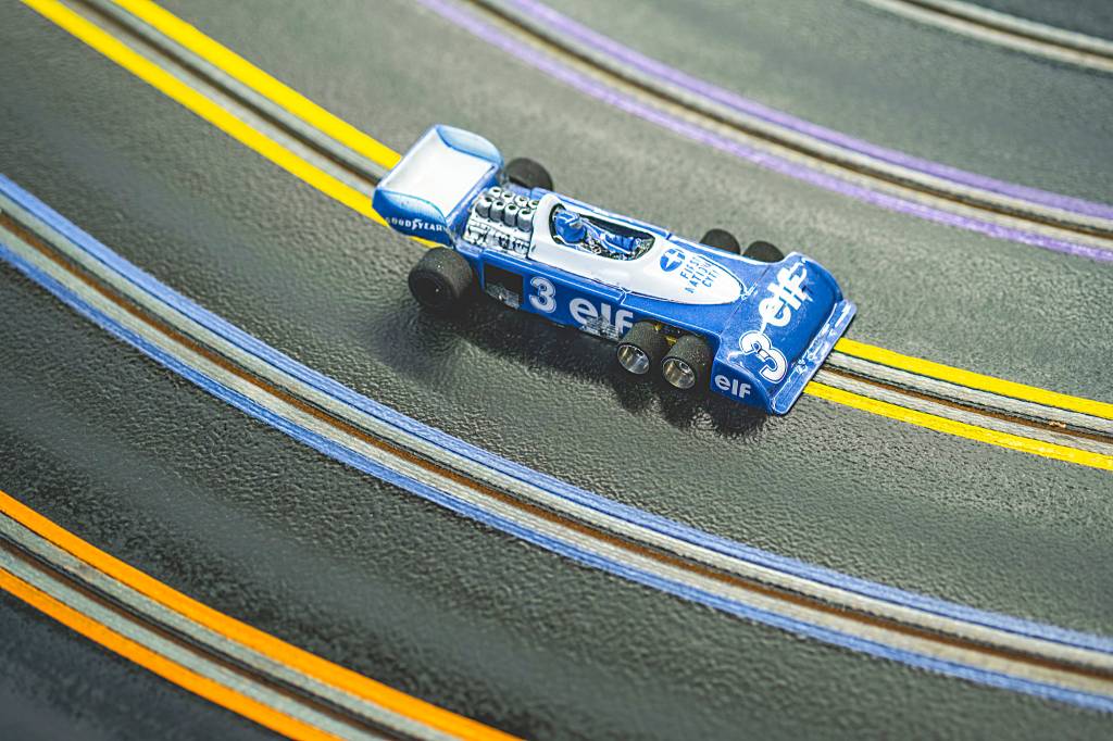 Carros de autorama em uma das tr&ecirc;s pistas que voc&ecirc; ir&aacute; encontrar na Parolu Automodelismo