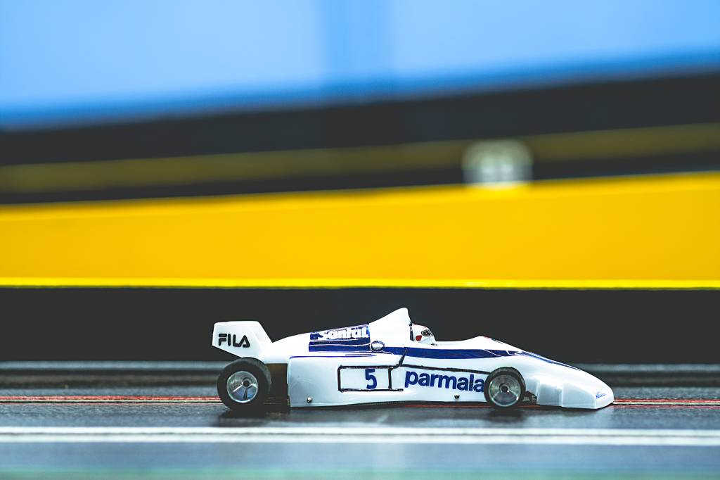 Carros de autorama em uma das tr&ecirc;s pistas que voc&ecirc; ir&aacute; encontrar na Parolu Automodelismo