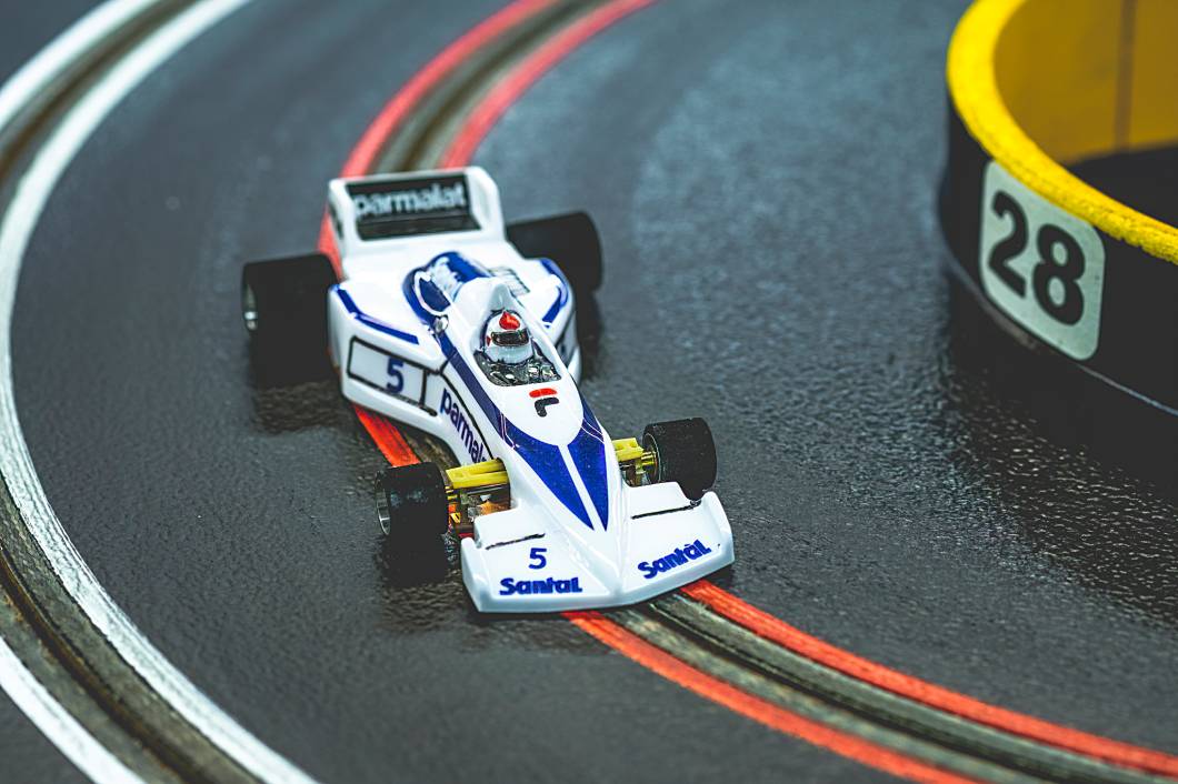 Carros de autorama em uma das três pistas que você irá encontrar na Parolu Automodelismo Carros de autorama em uma das três pistas que você irá encontrar na Parolu Automodelismo