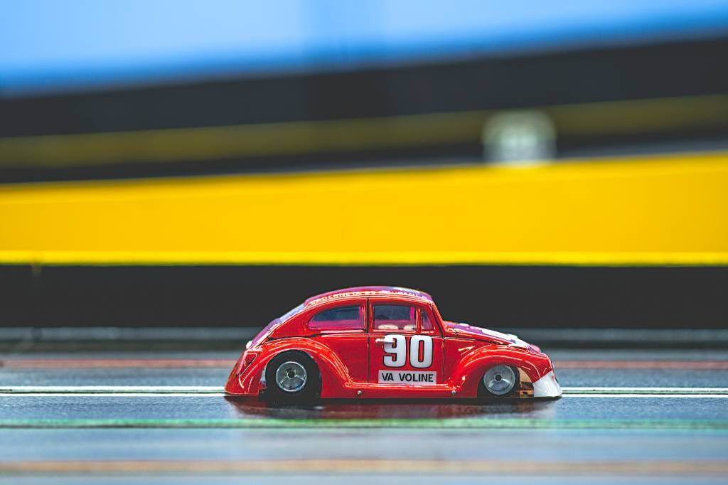 Carros de autorama em uma das tr&ecirc;s pistas que voc&ecirc; ir&aacute; encontrar na Parolu Automodelismo